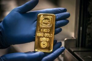 Emas Antam Terkoreksi Rp77.000, Investor Mulai Realisasikan Cuan Pasca Lonjakan Geopolitik